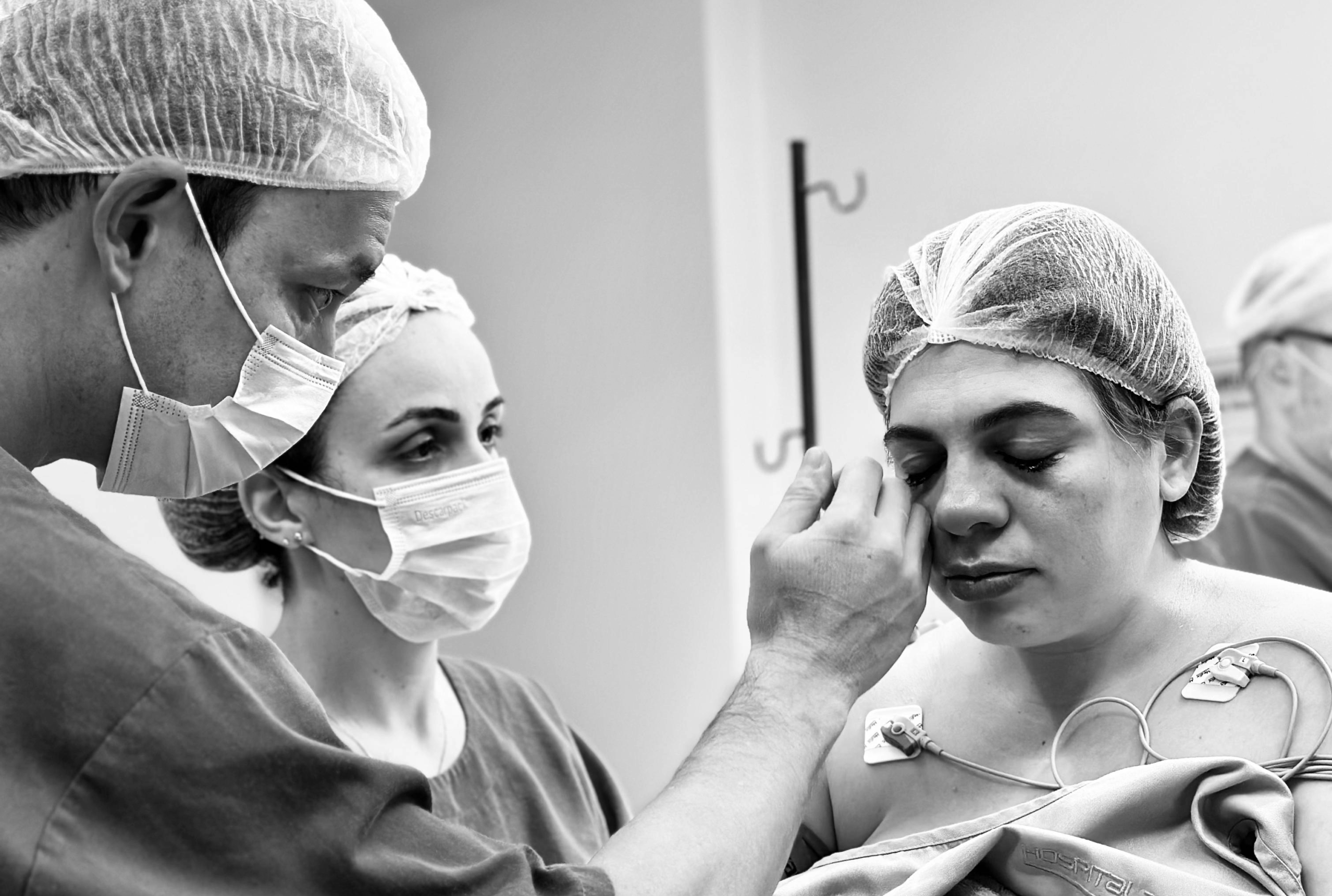 Dr. Renato Fujita realizando parto