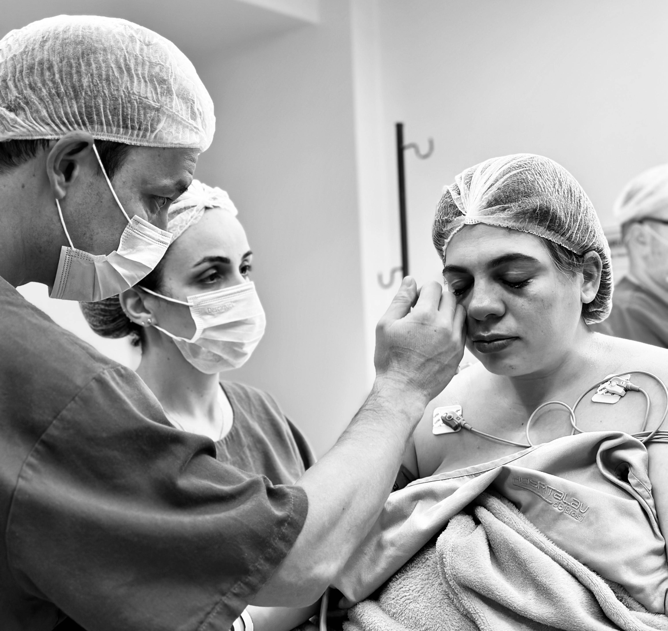 Dr. Renato Fujita realizando parto